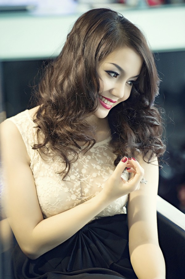 10 b&agrave; mẹ một con quyến rũ nhất l&agrave;ng giải tr&iacute; Việt 22