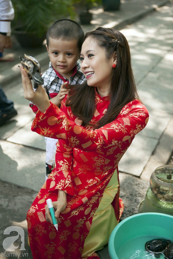 10 b&agrave; mẹ một con quyến rũ nhất l&agrave;ng giải tr&iacute; Việt 17