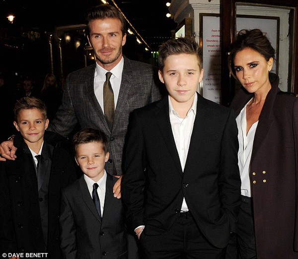 B&agrave; Becks rất th&iacute;ch dạy con l&agrave;m b&agrave;i tập về nh&agrave; 1