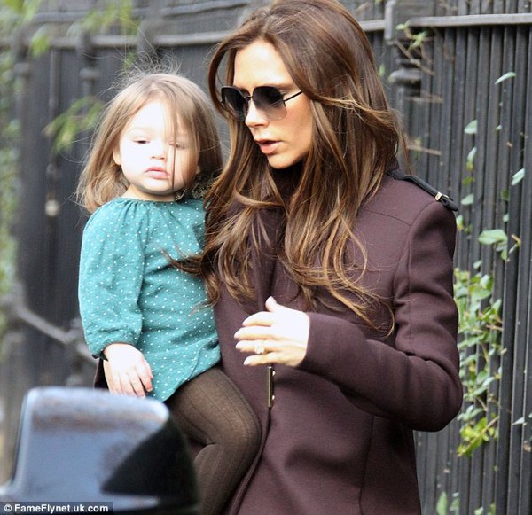 Victoria Beckham vội vã quên đi giày cho con gái 3