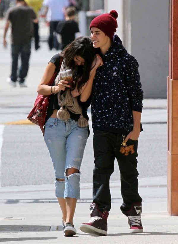 Justin Bieber học theo c&aacute;ch của Kristen để t&aacute;i hợp Selena 2