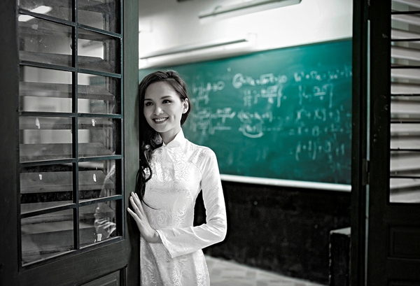 Hoa hậu Diễm Hương dịu dàng trở lại trường xưa 15
