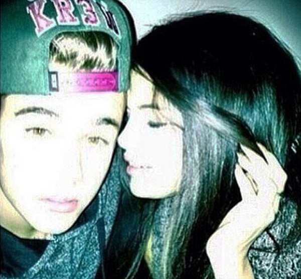 Justin Bieber khoe ảnh ngực trần bên Selena Gomez 2