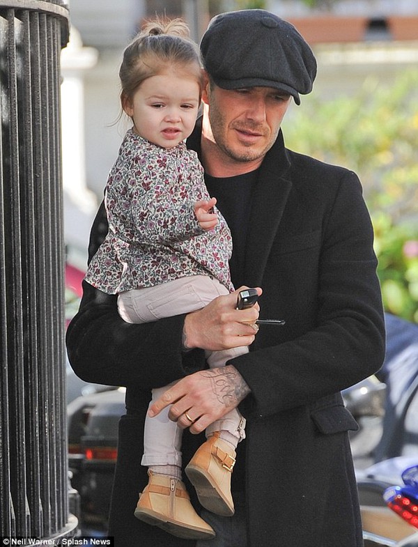 Beckham tranh thủ về Anh thăm con gái 1