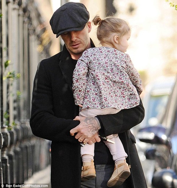 Beckham tranh thủ về Anh thăm con gái 3