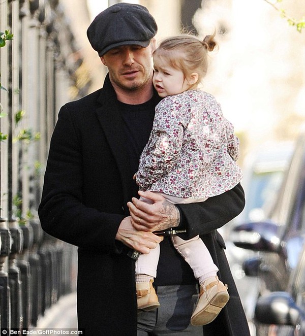 Beckham tranh thủ về Anh thăm con gái 4