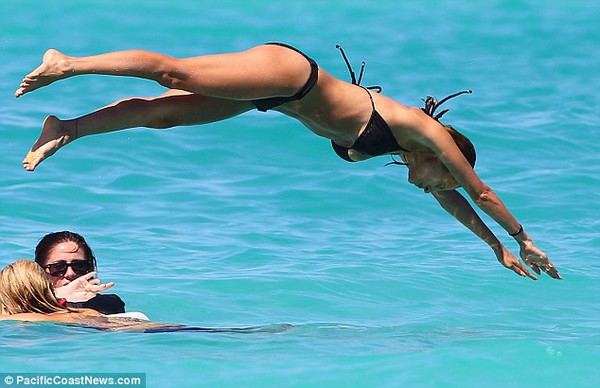 Jessica Alba thể hiện khả năng bơi lặn tuyệt vời 6