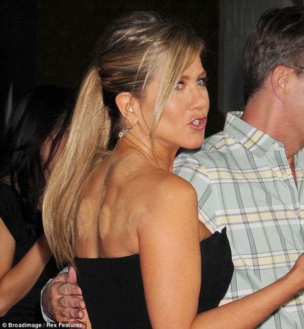 Lưng Jennifer Aniston dính đầy kem nền che vết giác hơi 3