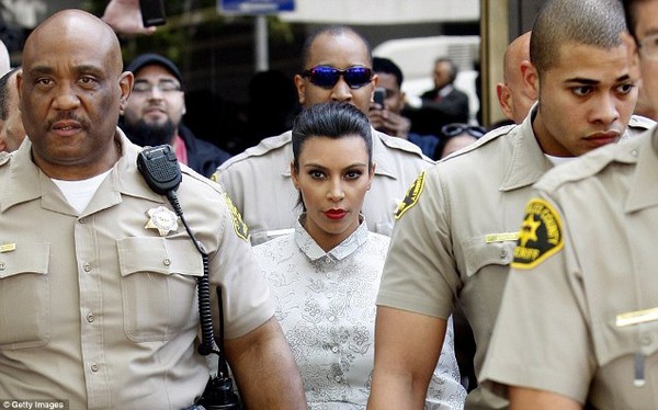 Kim Kardashian tức giận rời toà vì chồng cũ vắng mặt 2