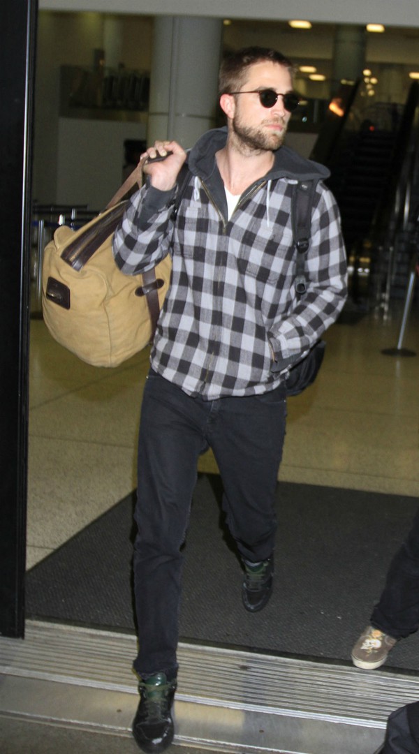 Robert Pattinson vội vàng trở về Mỹ sau tin đồn của bạn gái  1