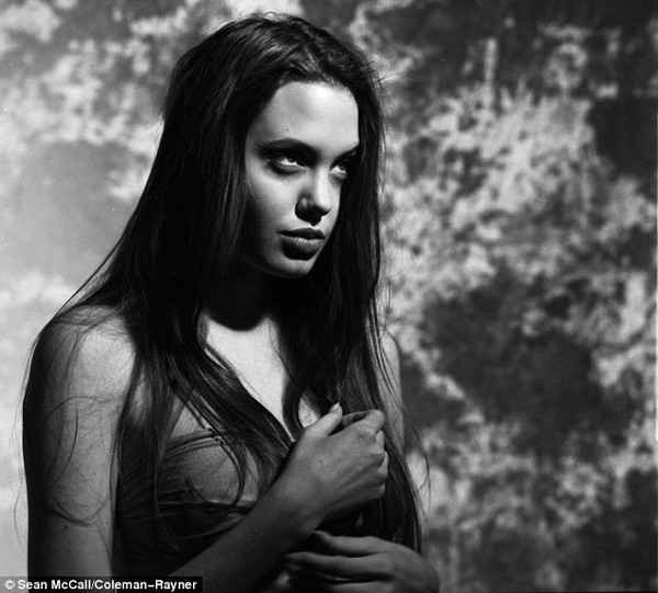 Xuân sắc rạng ngời của Angelina Jolie lúc mới 16 tuổi  4