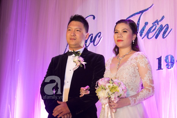 Mỹ Dzung thân thiết với con riêng của chồng trong ngày cưới  19