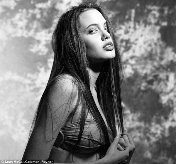 Xuân sắc rạng ngời của Angelina Jolie lúc mới 16 tuổi  9