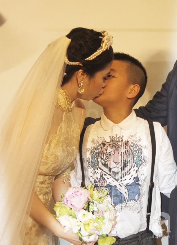 Mỹ Dzung thân thiết với con riêng của chồng trong ngày cưới  7