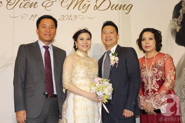 Mỹ Dzung thân thiết với con riêng của chồng trong ngày cưới  11