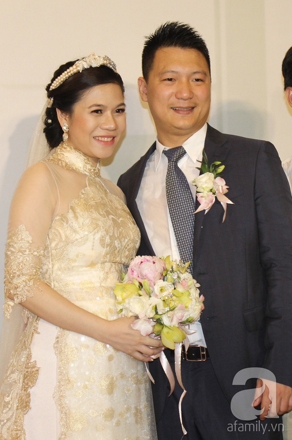 Mỹ Dzung thân thiết với con riêng của chồng trong ngày cưới  3