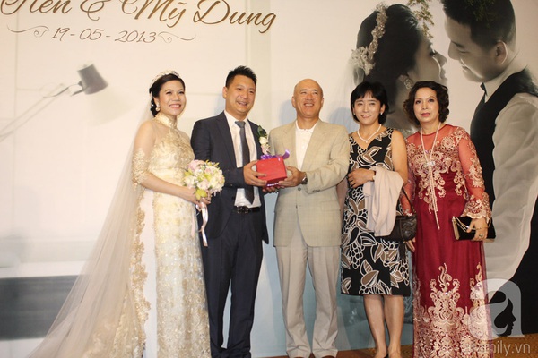 Mỹ Dzung thân thiết với con riêng của chồng trong ngày cưới  5