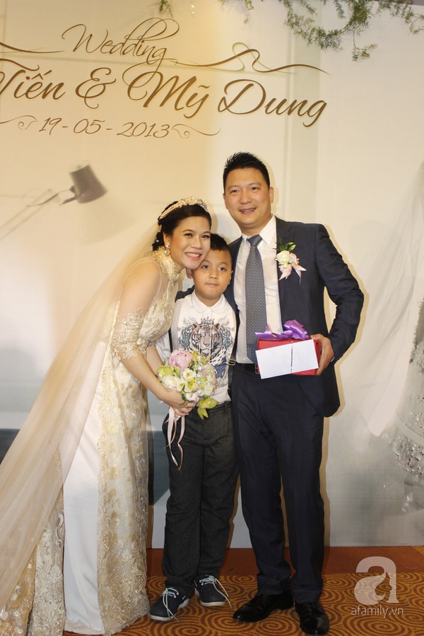Mỹ Dzung thân thiết với con riêng của chồng trong ngày cưới  6