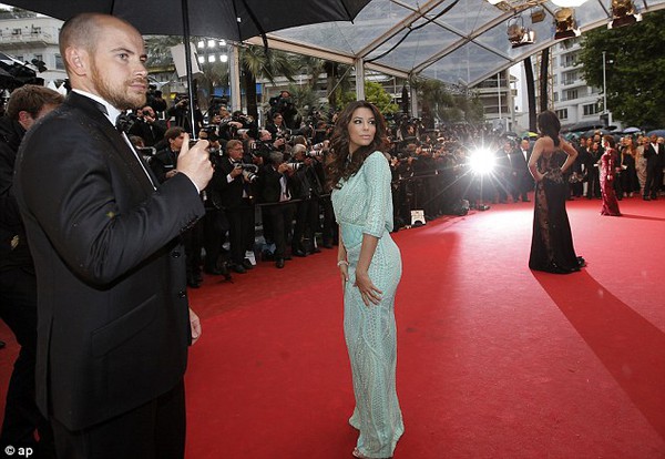 Eva Longoria "lộ hàng" vô duyên trên thảm đỏ Cannes 1