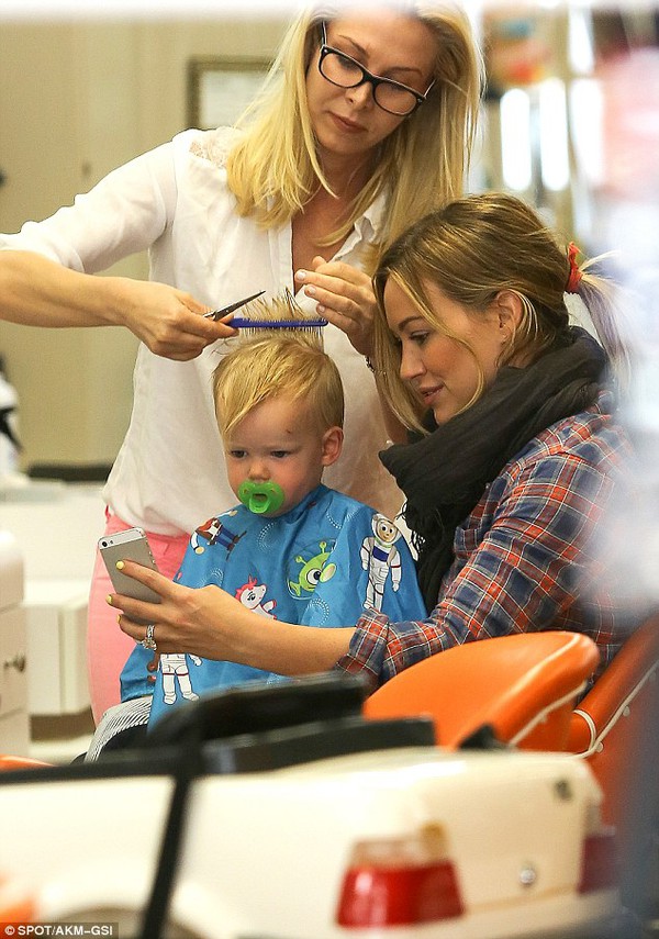 Hilary Duff đưa con trai đi cắt tóc ở tiệm 1