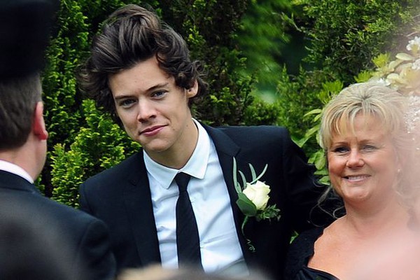 Harry Styles hạnh phúc dự lễ cưới của mẹ 1