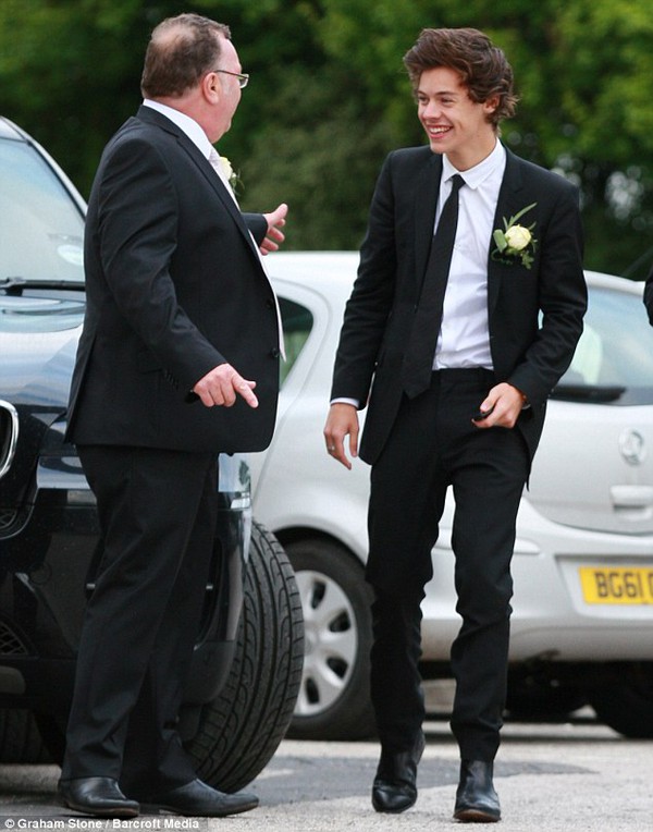 Harry Styles hạnh phúc dự lễ cưới của mẹ 2