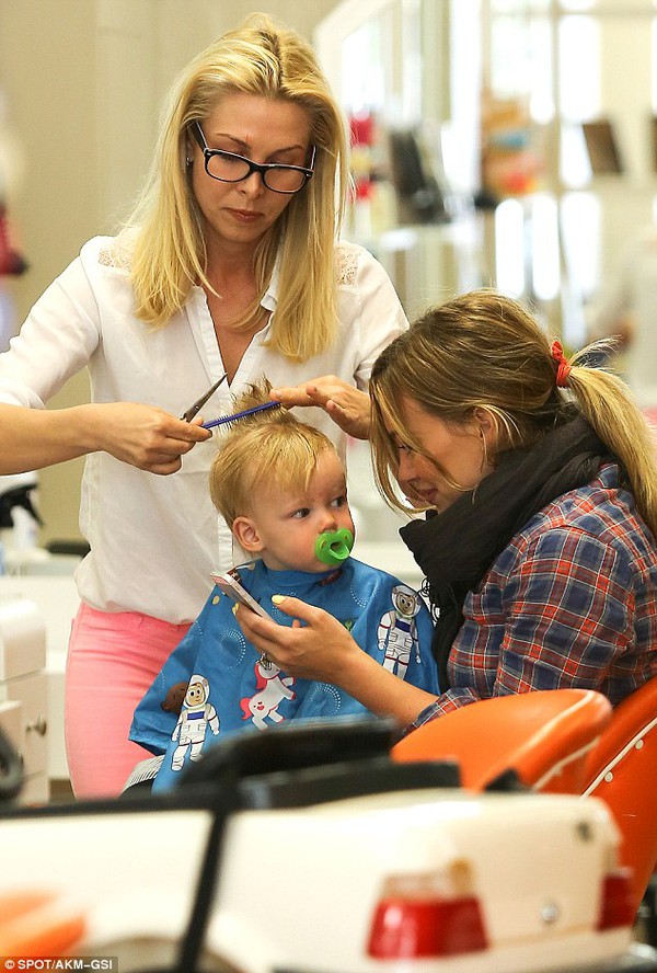 Hilary Duff đưa con trai đi cắt tóc ở tiệm 3