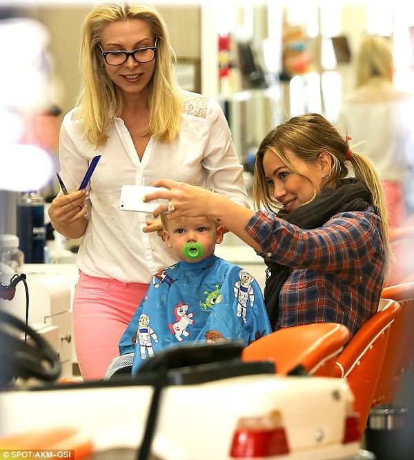 Hilary Duff đưa con trai đi cắt tóc ở tiệm 4