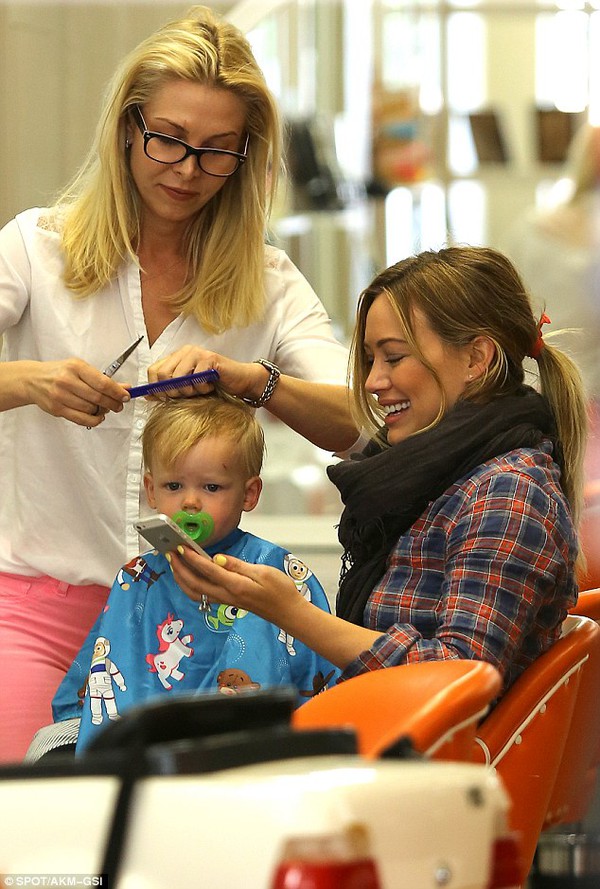 Hilary Duff đưa con trai đi cắt tóc ở tiệm 5