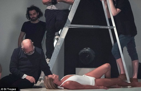 Ảnh nude mới tuyệt đẹp của Kate Moss  4