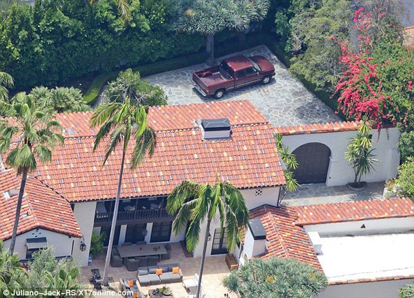 Robert Pattinson đã chuyển về sống ở Hollywood Hills 1 Robert Pattinson đã chuyển về sống ở Hollywood Hills 1