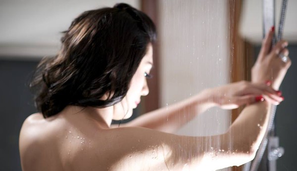 Lâm Chi Khanh lộ tay nam tính trong ảnh tắm nude 1