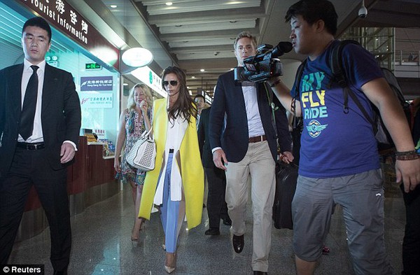 Victoria Beckham gây chú ý đặc biệt khi đến Bắc Kinh 3