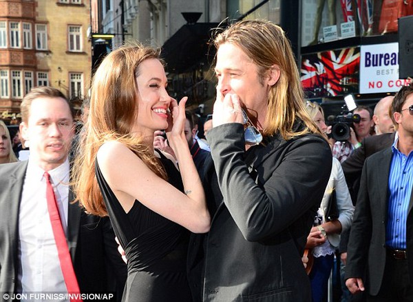 Angelina Jolie dù gầy nhưng vẫn tươi rói xuất hiện bên Brad Pitt 2