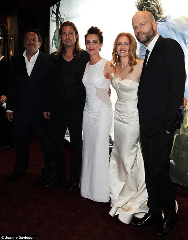 Angelina Jolie dù gầy nhưng vẫn tươi rói xuất hiện bên Brad Pitt 11