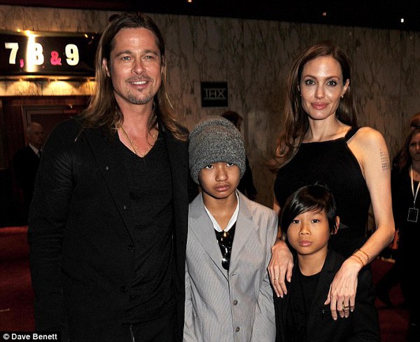 Angelina Jolie dù gầy nhưng vẫn tươi rói xuất hiện bên Brad Pitt 9