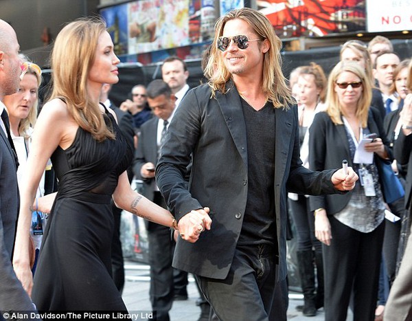 Angelina Jolie dù gầy nhưng vẫn tươi rói xuất hiện bên Brad Pitt 5