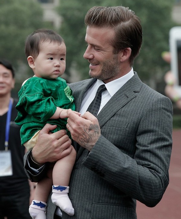 Victoria Beckham gây chú ý đặc biệt khi đến Bắc Kinh 8