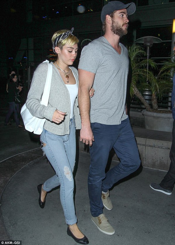 Miley Cyrus bất ngờ sánh đôi bên Liam Hemsworth  1