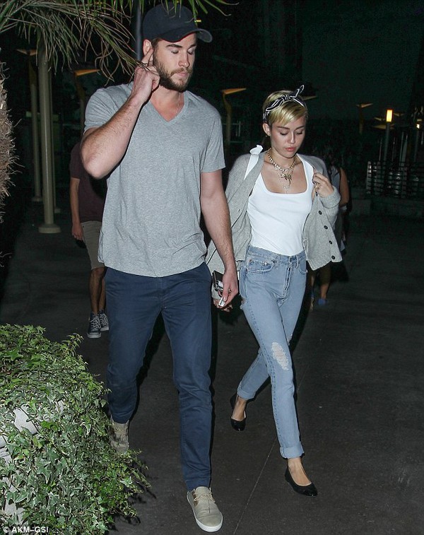 Miley Cyrus bất ngờ sánh đôi bên Liam Hemsworth  2