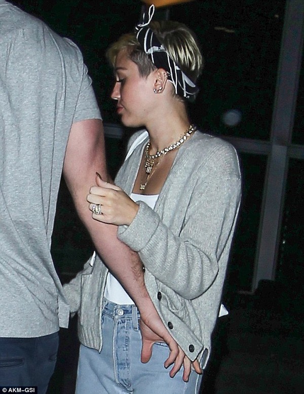 Miley Cyrus bất ngờ sánh đôi bên Liam Hemsworth  4