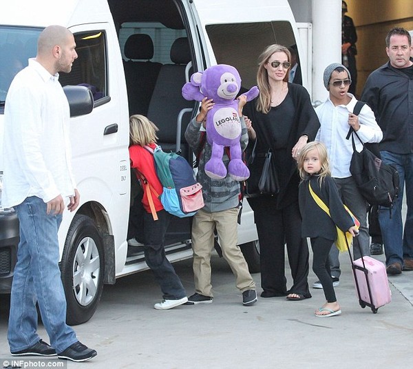 Angelina Jolie bất ngờ nhận tượng v&agrave;ng Oscar danh dự  6
