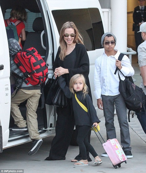 Angelina Jolie bất ngờ nhận tượng v&agrave;ng Oscar danh dự  7
