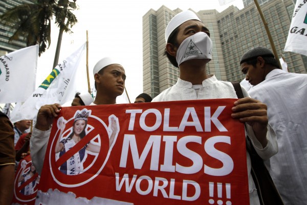 Người dân Indonesia biểu tình đòi hủy cuộc thi Miss World 2013 1