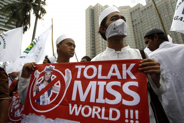 Người dân Indonesia biểu tình đòi hủy cuộc thi Miss World 2013 1 Người dân Indonesia biểu tình đòi hủy cuộc thi Miss World 2013 1