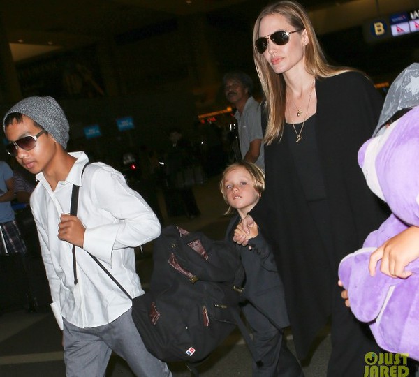 Angelina Jolie bất ngờ nhận tượng v&agrave;ng Oscar danh dự  4
