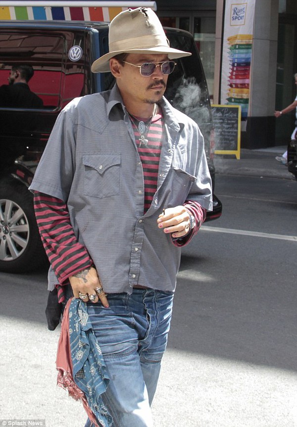 Johnny Depp nắm chặt tay tình mới trước mặt các con 4