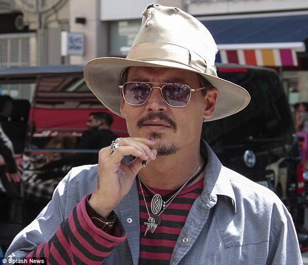 Johnny Depp nắm chặt tay tình mới trước mặt các con 5