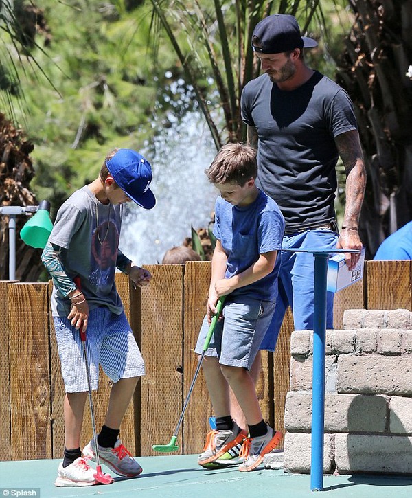David Beckham huấn luyện con trai cưng chơi golf 1