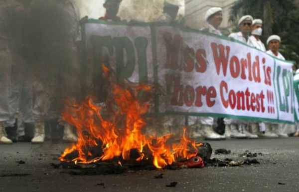 Người dân Indonesia biểu tình đòi hủy cuộc thi Miss World 2013 2